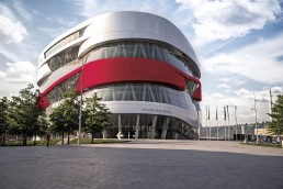 Mercedes-Benz Museum mit rotem Brustring