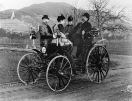 Carl und Bertha Benz, Tochter Klara sowie Fritz Held im Jahr 1894 bei einer Ausfahrt nahe Schriesheim, auf einem Benz Victoria.
