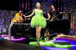 Jazzelle Zanaughtti startete mit einem interaktiven Event in Oslo die neue 'How to' Fashion Story von Mercedes-Benz.