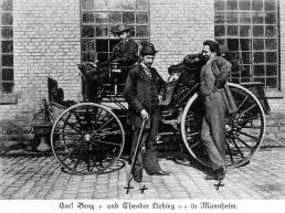 Theodor von Liebieg (Mitte) auf seiner Fernreise 1894 mit seinem Benz Victoria zu Besuch in Mannheim bei Carl Benz (rechts).
