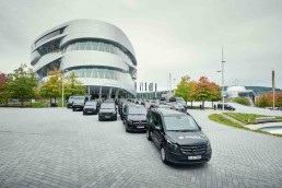 Profis für die Personenbeförderung: 105 Mercedes-Benz Vans für Schlienz-Tours; Übergabe vor dem Mercedes-Benz Museum
