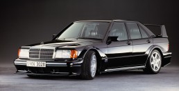 Mercedes-Benz 190 E 2.5-16 Evolution II (W 201). Das Hochleistungsfahrzeug wird 1990 in einer auf 500 Stück limitierten Auflage als Homologationsmodell für den Motorsport gefertigt.
