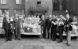 29. Rallye Monte Carlo, 18. bis 24. Januar 1960. Das Mercedes-Benz Team am Stuttgarter Hauptbahnhof. Von rechts: Roland Ott / Eberhard Mahle, Eugen Böhringer / Hermann Socher, Walter Schock / Rolf Moll und Rennleiter Karl Kling mit dem Siegerwagen, einem Mercedes-Benz 220 SE (W 111) mit der Startnummer 128.