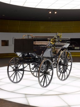 Mercedes-Benz Museum, Mythosraum 1 „Pioniere – Die Erfindung des Automobils“. Auf dem Foto die 1886 von Gottlieb Daimler geschaffene Motorkutsche.