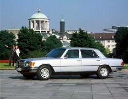 Der Mercedes-Benz 450 SEL 6.9 wurde 1975 zum neuen Topmodell der S-Klasse. Neben dem 6,9-Liter-V8 waren vor allem die hydropneumatische Federung und der Ausstattungsumfang bemerkenswert.