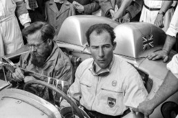 Bilder Mille Miglia 1955 in Italien vom 30. April bis 1. Mai 1955: Stirling Moss gewinnt das legendäre Straßenrennen mit seinem Beifahrer Denis Jenkinson auf Mercedes-Benz Rennsportwagen 300 SLR (W 196 S) in der besten je erzielten Zeit.
