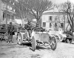 Woche von Nizza, 25.-29.03.1901. Der 35-PS Mercedes-Simplex-Rennwagen des Baron Henri de Rothschild (alias „Dr. Pascal“) in La Turbie nach dem Sieg beim Bergrennen Nizza–La Turbie am 29. März 1901. Am Steuer Wilhelm Werner, der spätere Fahrer des deutschen Kaisers.