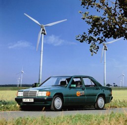 Elektro-Großversuch auf der Insel Rügen im Jahr 1992: Mercedes-Benz steuert jeweils zehn 190er sowie Transporter vom Typ MB 100 D bei.