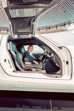 Dreharbeiten für die vierte Folge der Videoserie „Exclusive Insights: The Cars of the Mercedes-Benz Museum“ auf Instagram TV. Museumsguide Pádraic Ó Leanacháin im Mercedes-Benz SLS AMG Coupé Electric Drive im Mythosraum 6: Aufbruch – Der Weg zur emissionsfreien Mobilität, 1982 bis heute.