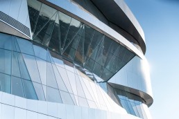 Mercedes-Benz Museum, Stuttgart. Außenansicht mit Ausschnitt der Fassade.