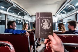 „Der Autler“: Das Liederbuch hat der Allgemeine Schnauferl-Club im Jahr 1902 herausgegeben, um das soziale Miteinander der Mitglieder bei ihren Zusammenkünften und „Schnauferl-Feiern“ zu fördern. Es ist eines von „33 Extras“ im Mercedes-Benz Museum.