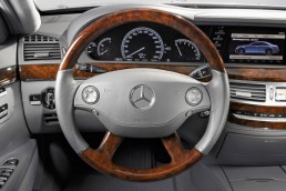 Lenkrad und Kombiinstrument der Mercedes-Benz S-Klasse der Baureihe 221. Foto aus dem Jahr 2005.