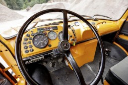 Die Brüstung des Kurzhaubers Mercedes-Benz LAK 1624, Baujahr 1971, ist in Wagenfarbe lackiert, Schalter und Anzeigen des schweren Kippers heben sich davon deutlich ab.