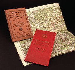 Autokarten der 1920er-Jahre. Vorn die „Mercedes-Benz Landstraßen-Übersichtskarte von Deutschland“ im Maßstab 1:100.000, links „Ravensteins Verkehrs-, Rad- und Automobilkarte von Württemberg und Hohenzollern“ mit einer Werbung der Daimler-Motoren-Gesellschaft.