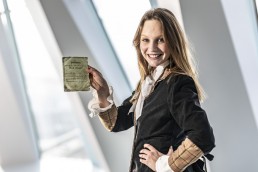 Den Führerschein, bitte: Seit 1909 gibt es in Deutschland den Führerschein. Zu den „33 Extras“ im Mercedes-Benz Museum gehört die Fahrerlaubnis des Chauffeurs Josef Strassl. Sie wird ein Jahr später ausgestellt, nämlich 1910. (Quelle: Daimler AG) Your driving licence, please: Driving licences have been around in Germany since 1909. Josef Strassl’s driving licence forms part of the “33 Extras” at the Mercedes-Benz Museum. It was issued a year later, in 1910.