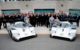 Mannschaftsbild des Mercedes-Benz Teams der Gruppe C anlässlich des 480-Kilometer-Rennens „Player’s Ltée Mondial“ auf dem Circuit Gilles Villeneuve in Montreal (Kanada) am 23. September 1990. Rechts der Mercedes-Benz Gruppe-C-Rennsportwagen C 11 mit der Startnummer 1 des Siegerteams Jean-Louis Schlesser / Mauro Baldi, links der C 11 mit der Startnummer 2 des Fahrerteams Jochen Mass / Karl Wendlinger. (Quelle : Daimler AG)