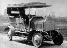 Erster Allrad-Personenwagen der Welt: 1907 baute die Daimler-Motoren-Gesellschaft dieses Fahrzeug. Es wurde von 1908 an in der Kolonie Deutsch-Südwest-Afrika eingesetzt, dem heutigen Namibia.