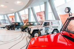 Mercedes-Benz Museum, Sonderausstellung „G-Schichten – 40 Jahre G-Klasse“ vom 19. Oktober 2019 bis 27. September 2020. In der Bildmitte ein 280 GE. Mit einem identischen Fahrzeug gewinnen Jacky Ickx und Claude Brasseur am 20. Januar 1983 die Gesamtwertung der legendären Rallye Paris–Dakar.