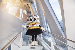 Carlotta, das neue Maskottchen des Mercedes-Benz Museums, nimmt in höchst lebendiger Weise die markante Linienführung der Museumsarchitektur von UNStudio van Berkel & Bos (Amsterdam) auf.