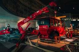 Ausbringung der Mercedes-Simplex 60 PS Reiselimousine von Emil Jellinek aus dem Mercedes-Benz Museum, August 2020. Erstmals ist dabei im Mercedes-Benz Museum ein neuer Minikran (links) eingesetzt worden.