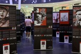 WE ARE PART OF CULTURE (WAPOC) Kunstausstellung mit barrierefreien Bannersäulen. © Projekt 100%MENSCH