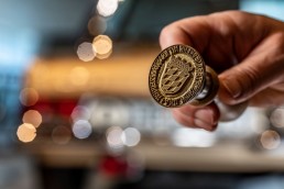 Stempel und Plakette: Seit 1926 gibt es amtliche Stempel für die bestandene Hauptuntersuchung in den Zulassungspapieren: Ein historischer Stempel ist eines von „33 Extras“ im Mercedes-Benz Museum. Erst 1961 kommt hingegen in der Bundesrepublik Deutschland die HU-Plakette auf dem hinteren Kennzeichen dazu.