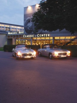 Klassik-Kompetenz von Weltrang: Das Mercedes-Benz Classic Center wird 1993 in Fellbach bei Stuttgart eröffnet, damals noch unter dem Namen Oldtimer-Center. Foto aus dem Jahr 2005.