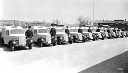 Wiederaufbau nach dem Zweiten Weltkrieg: Im November 1945 erteilt die Wirtschaftsbehörde der US-Besatzungszone der damaligen Daimler-Benz AG die Produktionserlaubnis für Pritschenwagen, Kastenwagen und Krankenwagen auf Basis des Personenwagens 170 V (W 136, ursprünglich 1936 vorgestellt). Im Mai 1946 verlässt das erste Fahrzeug die Endmontage im Werk Sindelfingen. Die Produktion läuft bis 1949. Das Foto zeigt fertige Krankenwagen mit ihren Chauffeuren im Werk Sindelfingen. Fahrzeuge der ersten Ausführung mit einfachem Hägele-Fahrerhaus und den zunächst verwendeten kleinen Scheinwerfern. (Fotosignatur der Mercedes-Benz Archive: 45183)