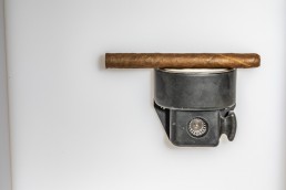 Anzünden und Entsorgen: der Aschenbecher – eines von „33 Extras“ im Mercedes-Benz Museum. Die Funktionsweise: Über einen Schalter wird der Stromkreis für den runden Anzünder geschlossen, der unten im kalten Zustand silbrig glänzt und dann nach und nach erglüht. Die Asche wird oben in den Behälter gestreift. Den Aschenbecher montiert man an eine freie Stelle im Fahrzeug. (Fotosignatur der Mercedes-Benz Archive: D587945)