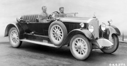 Mercedes 24/100/140 PS Tourenwagen, 1925. Alfred Neubauer am Steuerrad. (Auf diesem Wagen, belegt Neubauer den zweiten Platz, in der Kategorie: Tourenwagen über 5-Liter, beim Internationalen Klausenpass-Bergrennen (für Tourenwagen), am 22. August 1925).