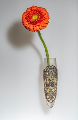 Der Autoheilige: Die Darstellung von Sankt Christophorus zeigt den Heiligen mit Wanderstab, der das Christuskind auf seiner Schulter trägt. Das Motiv des Schutzpatrons der Autofahrer mit französischsprachiger Beschriftung ziert eine Vase, die am Armaturenbrett des Automobils befestigt werden kann – sie ist eines von „33 Extras“ im Mercedes-Benz Museum. (Fotosignatur der Mercedes-Benz Archive: D587941)
