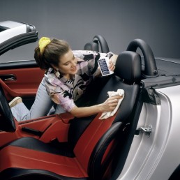 Mercedes-Benz SLK der Baureihe 170. Pflege der Ledersitze mit Mercedes-Benz Lederpflegemittel. Foto aus dem Jahr 1996. (Fotosignatur der Mercedes-Benz Archive: 00026069)