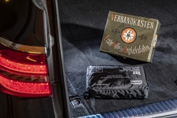 Der Verbandskasten: In den 1920er-Jahren kommen erste Autoverbandskästen auf, mit denen Verletzungen bei Verkehrsunfällen behandelt werden können. Dieser Verbandskasten in einer Blechschachtel ist eins von „33 Extras“ im Mercedes-Benz Museum. Seit 1. Januar 1970 müssen alle in der Bundesrepublik Deutschland neu zugelassenen Automobile mit einem Verbandskasten ausgestattet sein. Moderne Varianten des Erste-Hilfe-Sets sind meist in robusten Textiltaschen verpackt. (Fotosignatur der Mercedes-Benz Classic Archive: D587923)