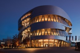 Weniger bekannte Fakten über das Mercedes-Benz Museum (Credit: Julian Herzog, CC BY 4.0 , via Wikimedia Commons)