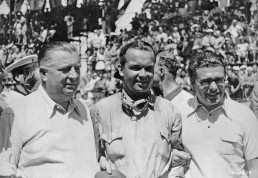 Coppa Acerbo bei Pescara, 14. August 1938. Personen von links: Rennleiter Alfred Neubauer, Rudolf Caracciola und Rudolf Uhlenhaut. (Fotosignatur der Mercedes-Benz Classic Archive: U98559)