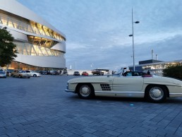 Mercedes-Benz Museum in Stuttgart, „Cars & Coffee“ auf dem Freigelände. Foto vom Juli 2020. (Fotosignatur der Mercedes-Benz Archive: D692185)