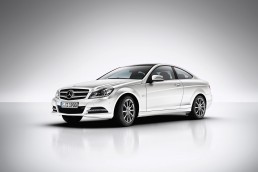 Mercedes-Benz C 250 CDI Coupé der Baureihe 204 (Produktionszeitraum 2011 bis 2015). Studiofoto von links vorn.
