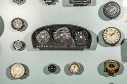 Der Tachometer: Er misst die Geschwindigkeit und stellt diese als Zahlenwert dar. Das Foto aus dem Mercedes-Benz Museum zeigt Instrumenteneinheiten aus mehreren Epochen. Sie sind in der Großvitrine im Raum Collection 2 zu finden.