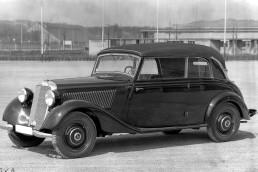 Mercedes-Benz 170 V (W 136), präsentiert im Februar 1936 auf der IAMA in Berlin. Es ist der verkaufsstärkste Mercedes-Benz Personenwagen vor dem Zweiten Weltkrieg. Insgesamt gibt es sechs Pkw-Karosserievarianten. Das Foto zeigt das Cabriolet B mit geschlossenem Verdeck. Außerdem entstehen Nutzfahrzeugvarianten auf Basis des 170 V.