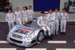 Ricardo Zonta (ganz rechts) mit der Mercedes-Benz Fahrermannschaft für die FIA-GT-Meisterschaft 1998 und einem Mercedes-Benz CLK-GTR Rennsport-Tourenwagen. Von links nach rechts: Christophe Bouchut, Bernd Mayländer, Marcel Tiemann, Jean-Marc Gounon, Mark Webber, Klaus Ludwig, Bernd Schneider und Ricardo Zonta.