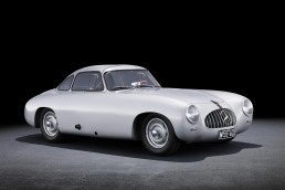 Mercedes-Benz 300 SL Rennsportwagen (W 194) aus dem Jahr 1952. Studiofoto von rechts vorn.