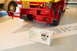 Der CB-Funk: In Deutschland gibt es den Jedermannfunk ab Mitte der 1970er-Jahre. Populär ist er bis heute bei Fernfahrern, die so auf einfache Weise miteinander sprechen können. Das Exponat der „33 Extras“ im Mercedes-Benz Museum ist ein CB-Funkgerät für den Fahrzeugeinsatz.