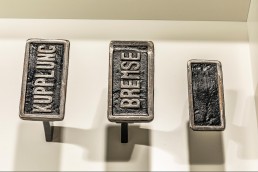 Die Pedalerie: Ab den 1920er-Jahren setzt sich die bis heute gebräuchliche Anordnung durch. Beim Exponat der „33 Extras“ im Mercedes-Benz Museum sind sogar Kupplung und Bremse eindeutig beschriftet.