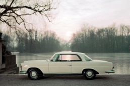 Mercedes-Benz 220 SE Coupé (W 111). Das Fahrzeug wird im Jahr 1961 auf dem Auto-Salon Genf der Öffentlichkeit präsentiert.