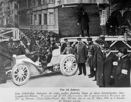 Woche von Nizza, 25. bis 29. März 1901. Der Mercedes 35 PS des Baron de Rothschild im Ziel des Rennens Nizza–Salon–Nizza am 25. März 1901. Wilhelm Werner gewinnt das Rennen über eine Distanz von 392 Kilometer. (Fotosignatur der Mercedes-Benz Classic Archive: 12463)