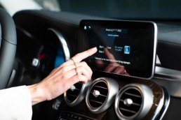Kontaktlose Tankabwicklung: Der neue Mercedes Me Dienst „Fuel & Pay“ für digitales Bezahlen an der Zapfsäule ist an den Start gegangen. Mercedes me Nutzer können den Dienst kostenlos nutzen und bequem digital bezahlen – ganz ohne Gang in die Tankstelle oder Kartenzahlung am Automaten. Dieser innovative Service lässt sich sowohl über die Mercedes me App als auch über das Infotainment-System MBUX bequem direkt aus dem Fahrzeug heraus steuern.