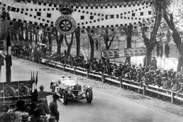 1000-Meilen-Rennen „Mille Miglia“ mit Start und Ziel in Brescia, 12./13. April 1931. Der spätere Sieger Rudolf Caracciola mit Beifahrer Wilhelm Sebastian (Startnummer 87) im Mercedes-Benz Typ SSKL (W 06 RS) auf dem Raticosa-Pass.