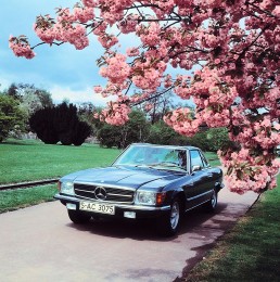 Mercedes-Benz 350 SL (R 107, Produktionszeitraum 1971 bis 1989). Zeitgenössisches Genrefoto von links vorn.