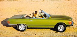 Mercedes-Benz 350 SL (R 107, Produktionszeitraum 1971 bis 1989). Zeitgenössisches Genrefoto von rechts.