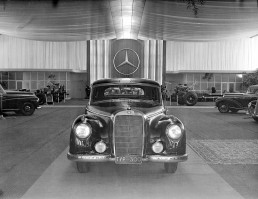 IAA 1951: Mercedes-Benz meldet sich mit den Personenwagen 220 (W 187) und 300 (W 186) auf dem internationalen Parkett zurück. Das Foto zeigt den 300 auf dem Messestand.